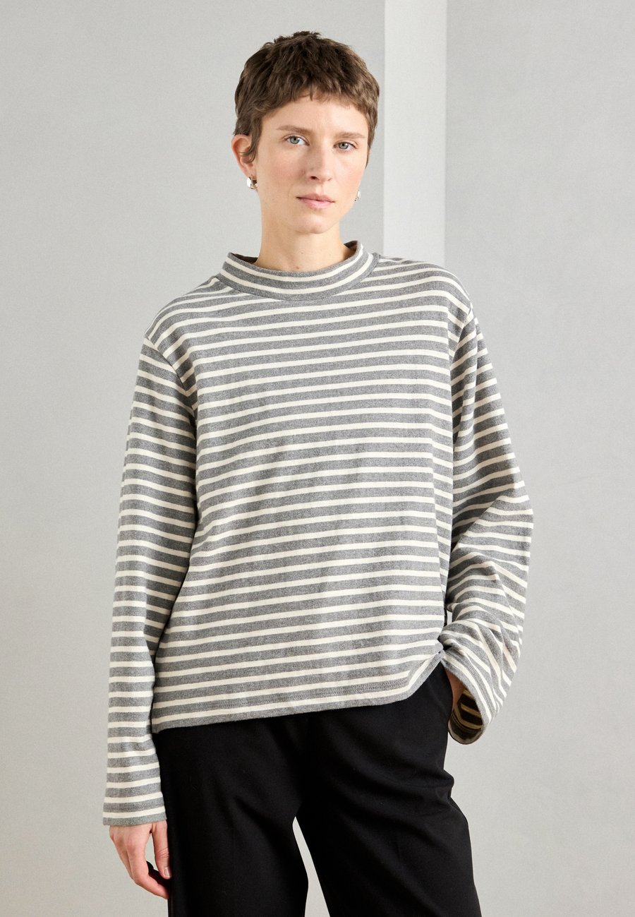 Топ Marc O'Polo LONG SLEEVE STRIPED HIGH NECK, Grey
Топ Marc O'Polo LONG SLEEVE STRIPED HIGH NECK, Grey