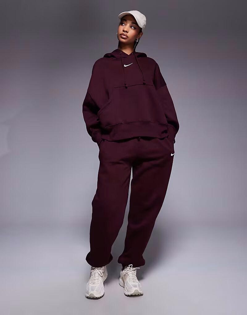 Джоггеры Phoenix Fleece с высокой талией и манжетами свободного кроя бордового цвета Nike
Джоггеры Phoenix Fleece с высокой талией и манжетами свободного кроя бордового цвета Nike
