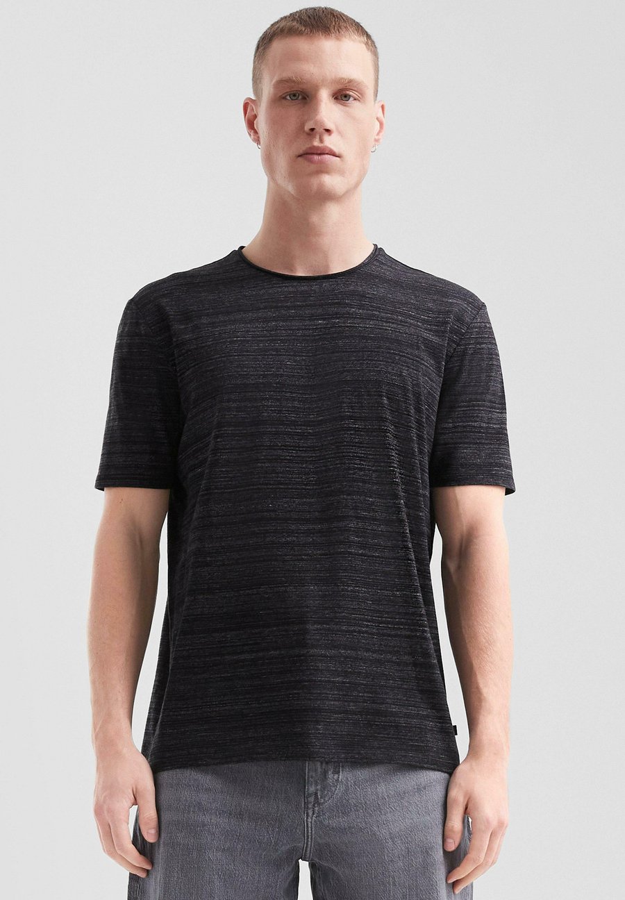 Футболка QS MIT MELANGEEFFEKT UND ROLLKANTE AN HALSAUSSCHNITT, Schwarz/Mottled Black, Черный, Футболка QS MIT MELANGEEFFEKT UND ROLLKANTE AN HALSAUSSCHNITT, Schwarz/Mottled Black
Футболка QS MIT MELANGEEFFEKT UND ROLLKANTE AN HALSAUSSCHNITT, Schwarz/Mottled Black, Черный, Футболка QS MIT MELANGEEFFEKT UND ROLLKANTE AN HALSAUSSCHNITT, Schwarz/Mottled Black