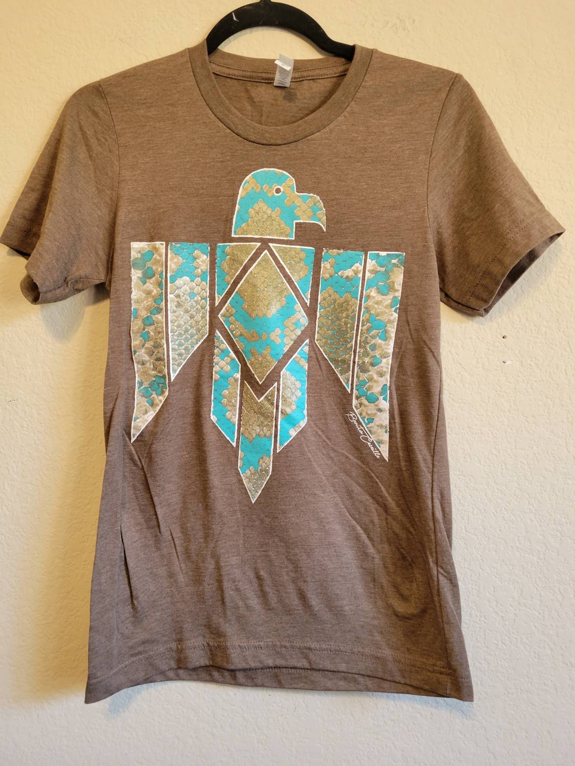 Женская футболка Thunderbird из змеиной кожи в цвете Heather Tan Benita Cecille
Женская футболка Thunderbird из змеиной кожи в цвете Heather Tan Benita Cecille