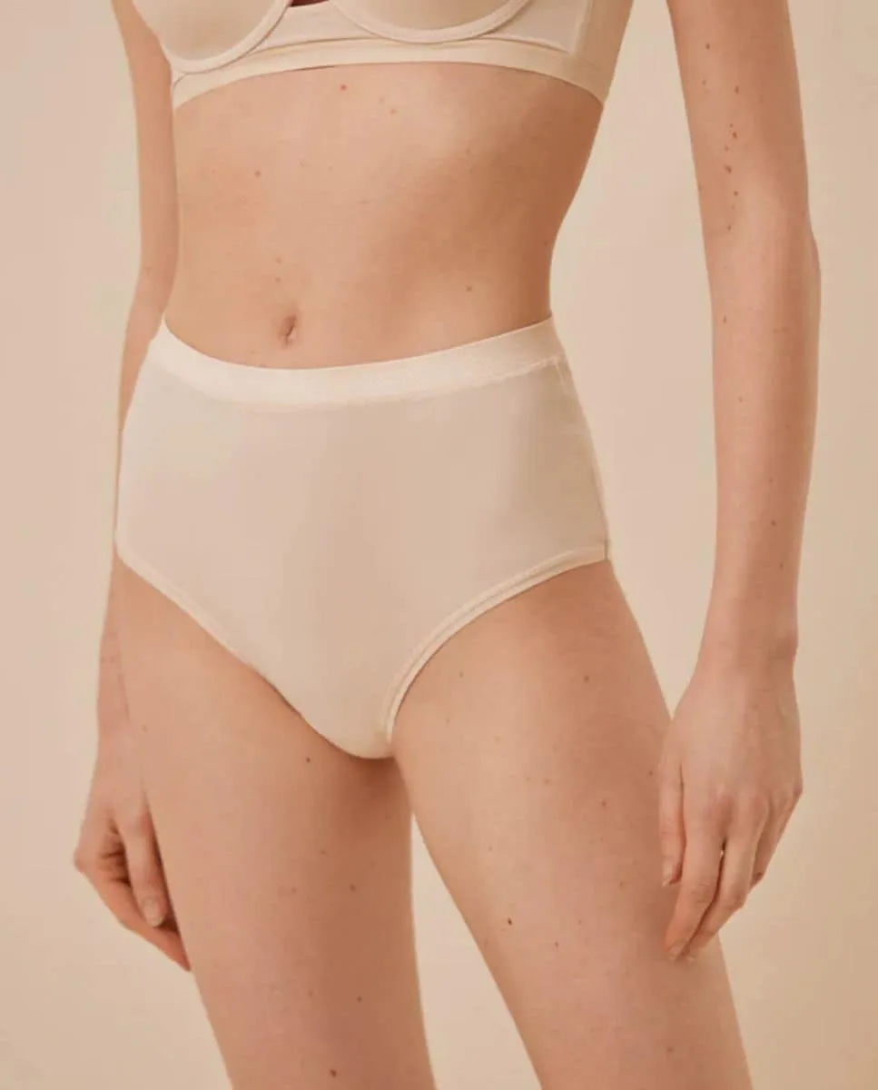 Высокие трусы из гладкой ткани Ysabel Mora, бежевый
Высокие трусы из гладкой ткани Ysabel Mora, бежевый