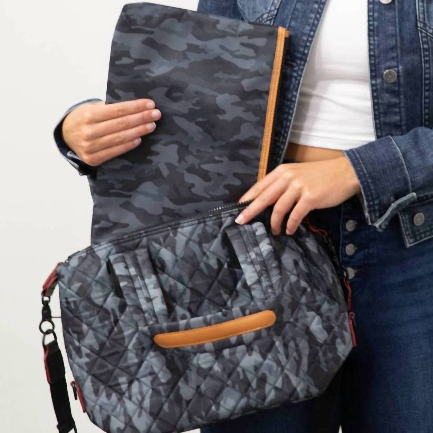 Женская стеганая сумка через плечо в сером камуфляже FUNKY MONKEY, серый/хаки
Женская стеганая сумка через плечо в сером камуфляже FUNKY MONKEY, серый/хаки