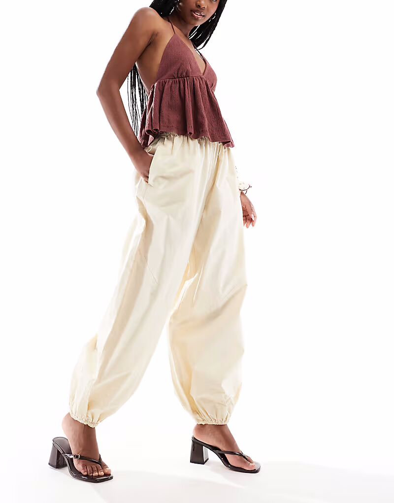 Брюки-комбинезон из поплина ASOS DESIGN с практичными вставками цвета пахты
Брюки-комбинезон из поплина ASOS DESIGN с практичными вставками цвета пахты