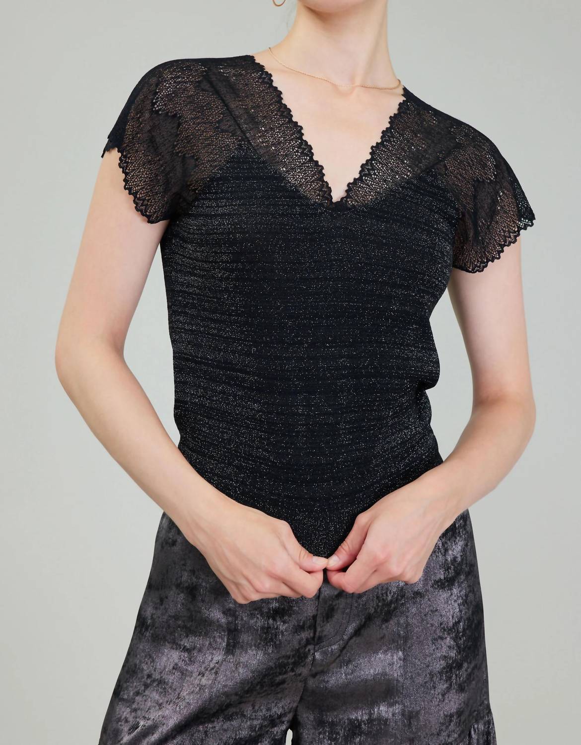 Черно-серебристый топ с мерцающим кружевом Current air
Черно-серебристый топ с мерцающим кружевом Current air