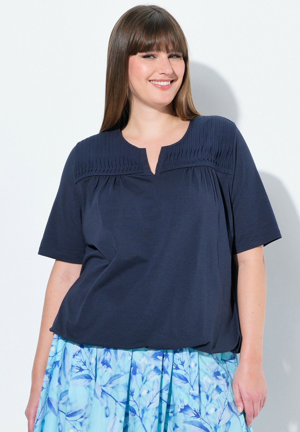 Футболка с принтом SHORT SLEEVE PLEATED YOKE SPLIT NECK Ulla Popken, темно-синий
Футболка с принтом SHORT SLEEVE PLEATED YOKE SPLIT NECK Ulla Popken, темно-синий