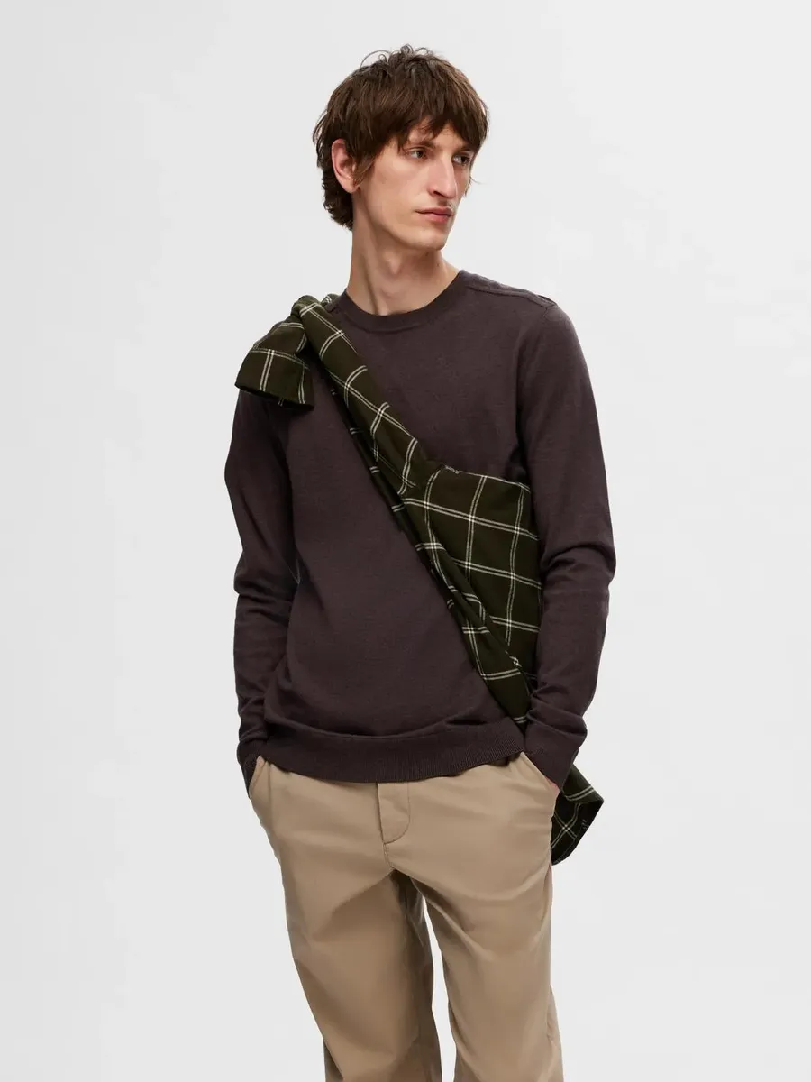 Вязаный свитер SELECTED HOMME "SLHBERG CREW NECK NOOS", шоколадный
Вязаный свитер SELECTED HOMME "SLHBERG CREW NECK NOOS", шоколадный