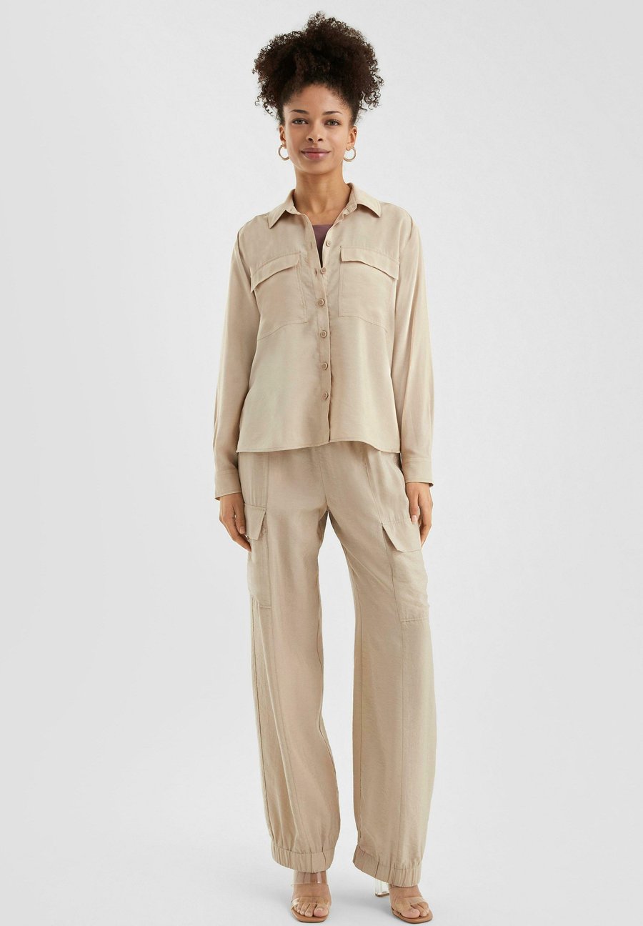 Блуза QS LEICHT GLÄNZENIT AUFGESETZTEN , Beige
Блуза QS LEICHT GLÄNZENIT AUFGESETZTEN , Beige