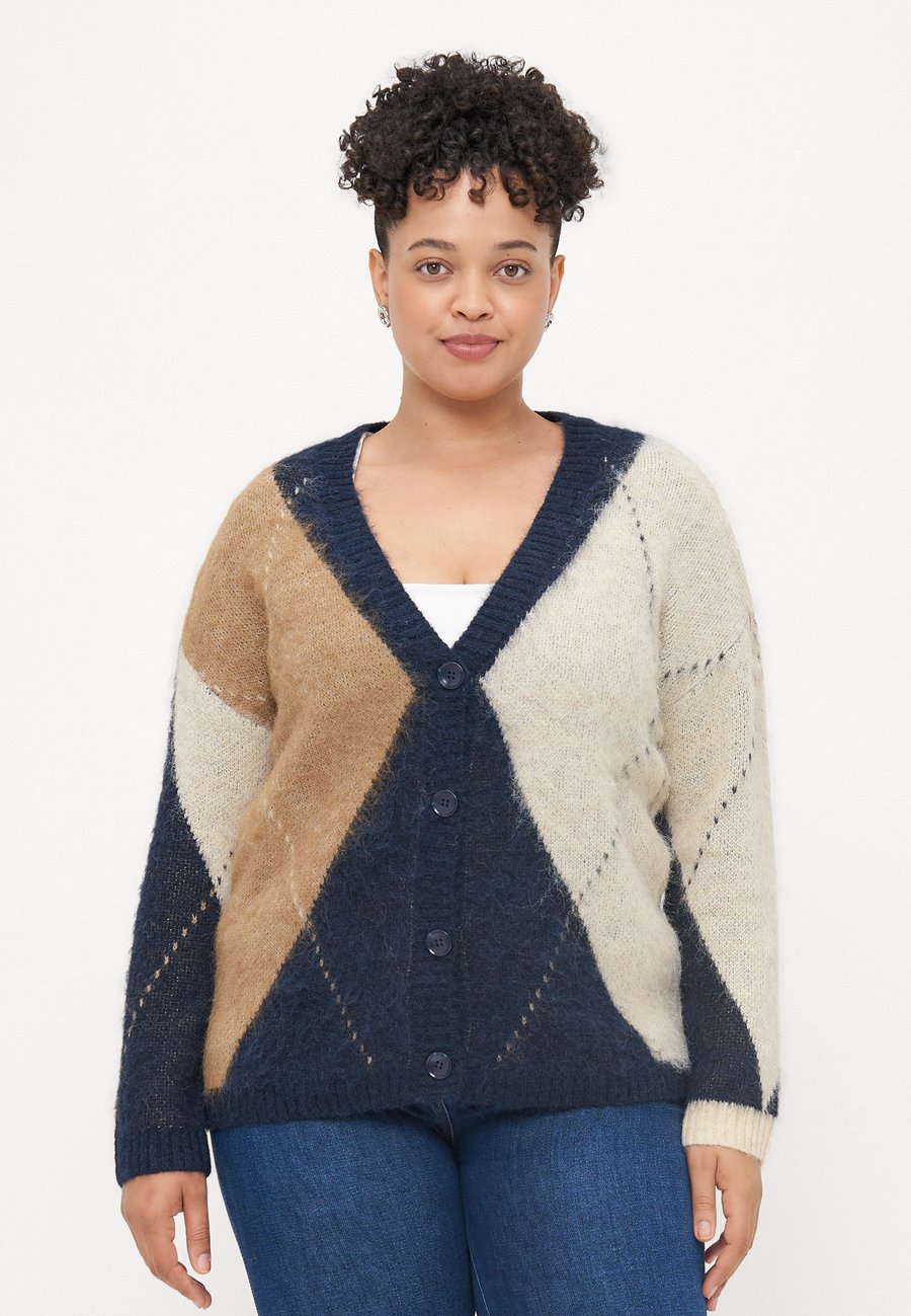 Кардиган ONLY Carmakoma CARNOEME LIFE V NECK, Night Sky/Cocoa Creme/Biscotti Melange/Dark Blue
Кардиган ONLY Carmakoma CARNOEME LIFE V NECK, Night Sky/Cocoa Creme/Biscotti Melange/Dark Blue