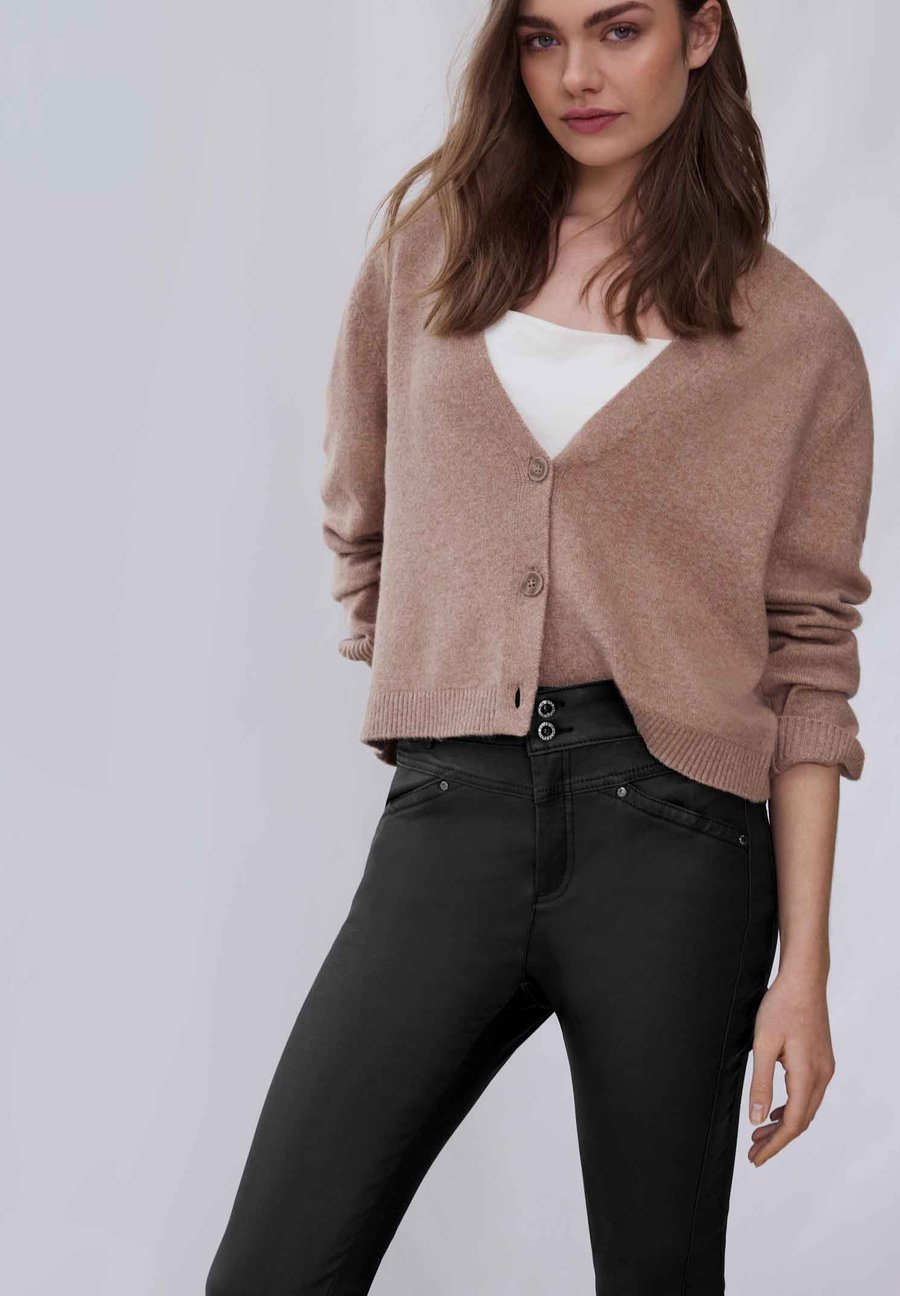 Брюки Street One Studio COATED SLIM FIT, Schwarz/Black
Брюки Street One Studio COATED SLIM FIT, Schwarz/Black