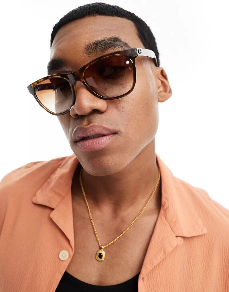 Солнцезащитные очки Ray-Ban черепаховой расцветки с градиентными линзами
Солнцезащитные очки Ray-Ban черепаховой расцветки с градиентными линзами