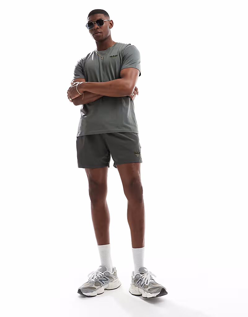 Шорты для плавания с логотипом Emporio Armani цвета хаки CO-ORD
Шорты для плавания с логотипом Emporio Armani цвета хаки CO-ORD