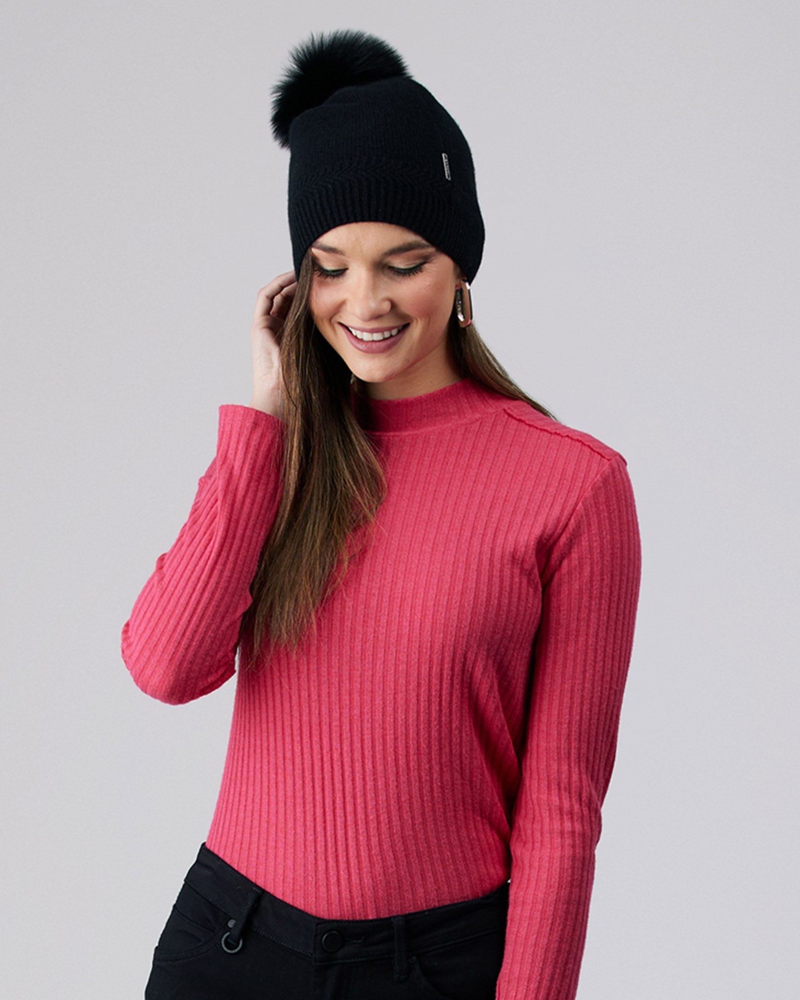 Вязаная кашемировая шапка с помпоном из меха лисы Gorski, черный
Вязаная кашемировая шапка с помпоном из меха лисы Gorski, черный