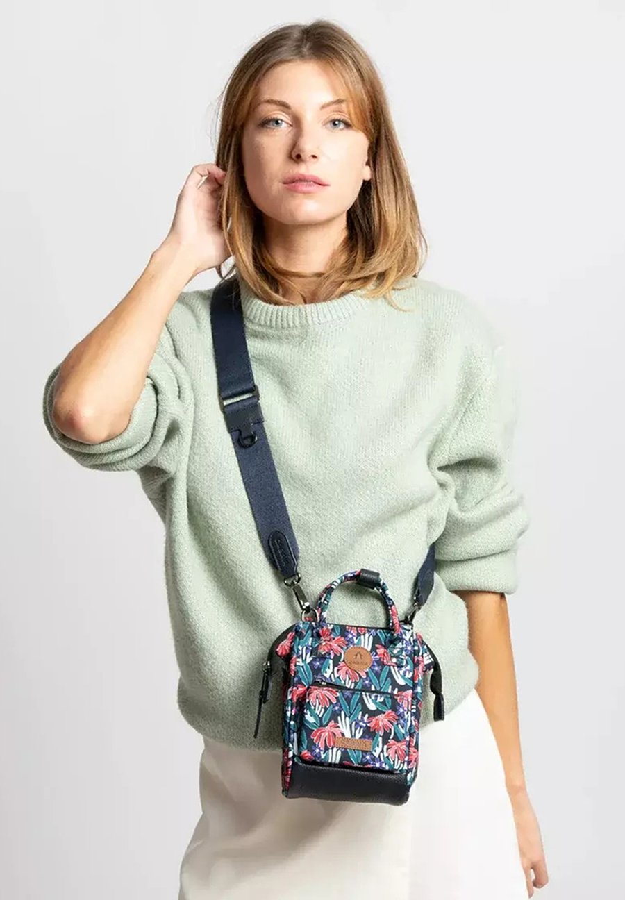 Сумка Cabaia Handbag, Multi-Coloured
Сумка Cabaia Handbag, Multi-Coloured