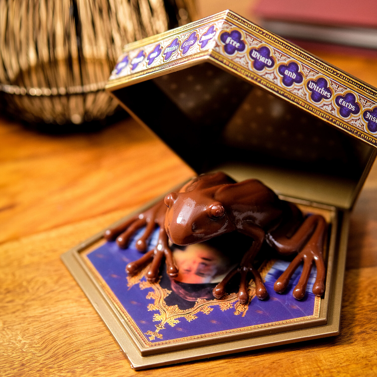 Фигурка шоколадной лягушки с коллекционной карточкой - копия Гарри Поттера
Фигурка шоколадной лягушки с коллекционной карточкой - копия Гарри Поттера