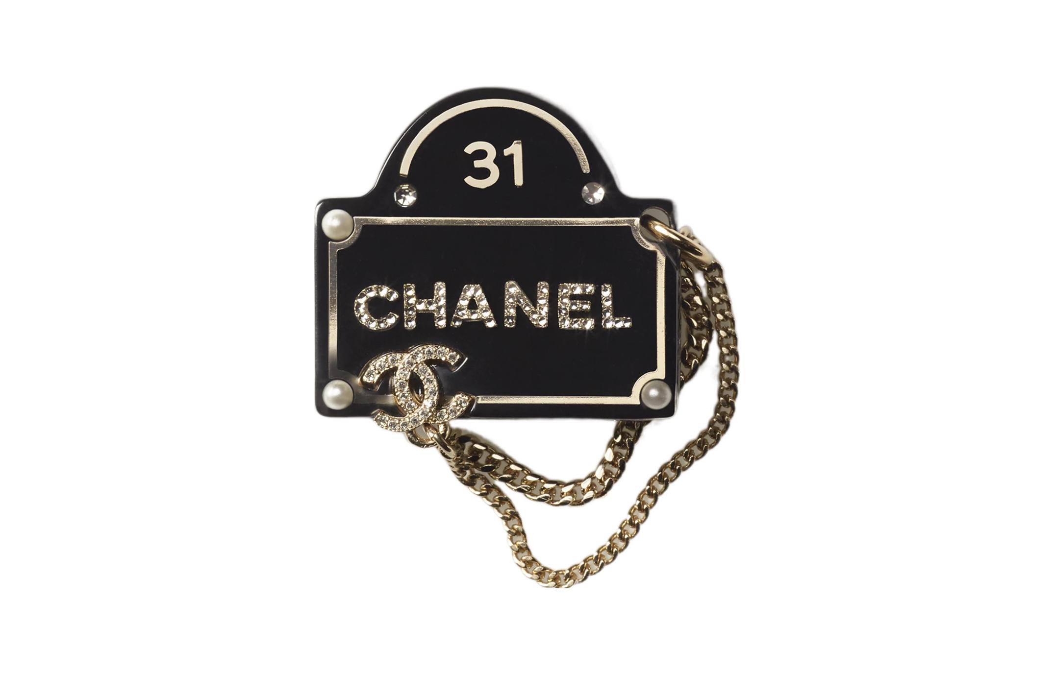CHANEL Брошь женская черная
CHANEL Брошь женская черная