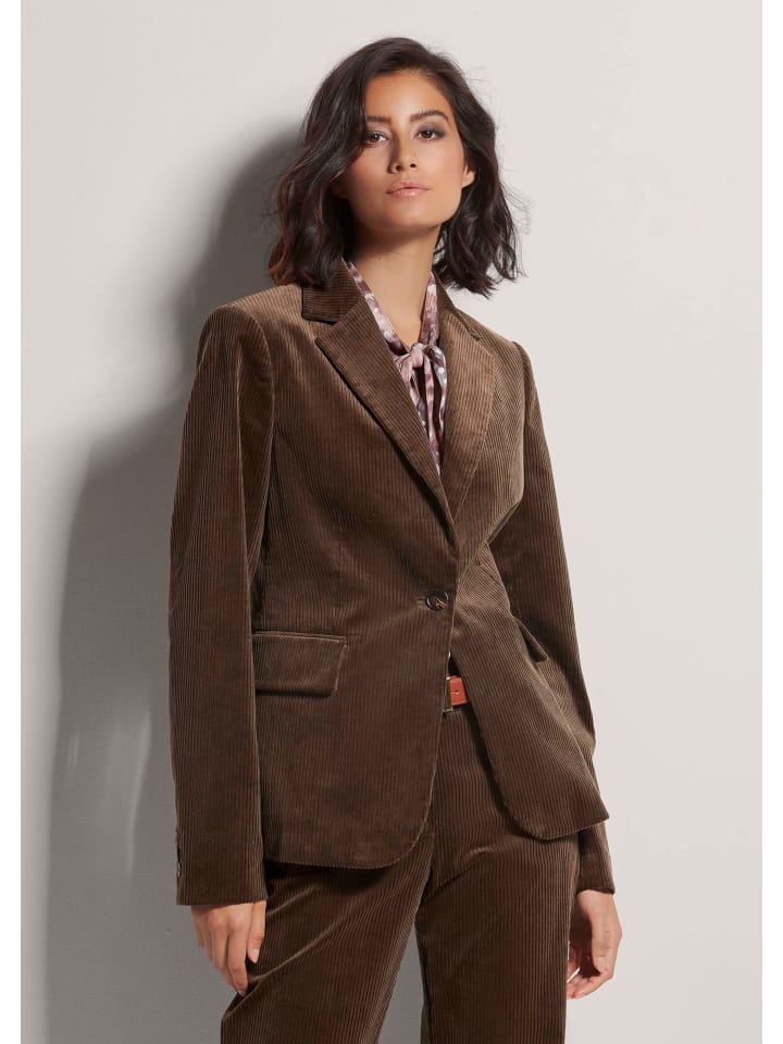 MADELEINE Классический вельветовый пиджак с отложным воротником цвета эспрессо
MADELEINE Классический вельветовый пиджак с отложным воротником цвета эспрессо