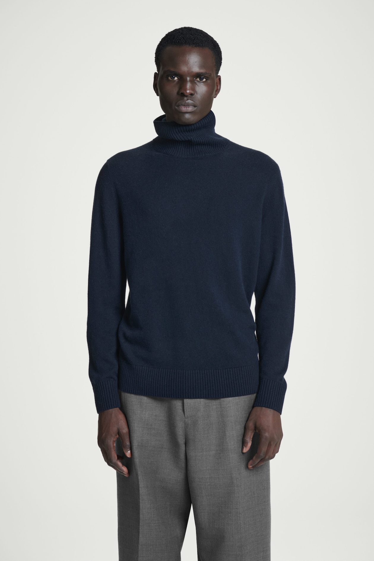 Шерстяной и кашемировый свитер с отложным воротником COS, темно-синий
Шерстяной и кашемировый свитер с отложным воротником COS, темно-синий