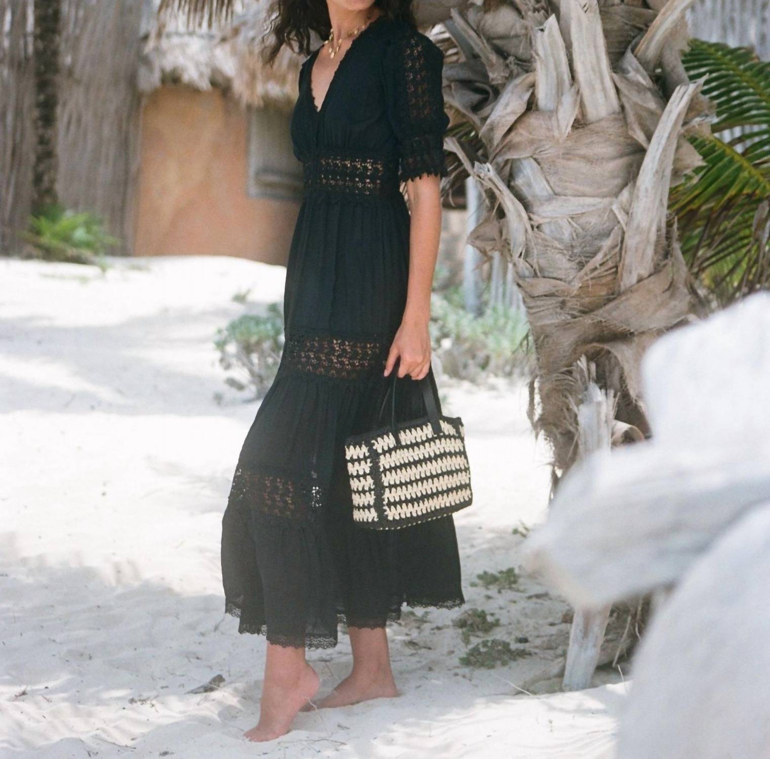 Макси-платье с кружевными ярусами в черном цвете ELAN
Макси-платье с кружевными ярусами в черном цвете ELAN