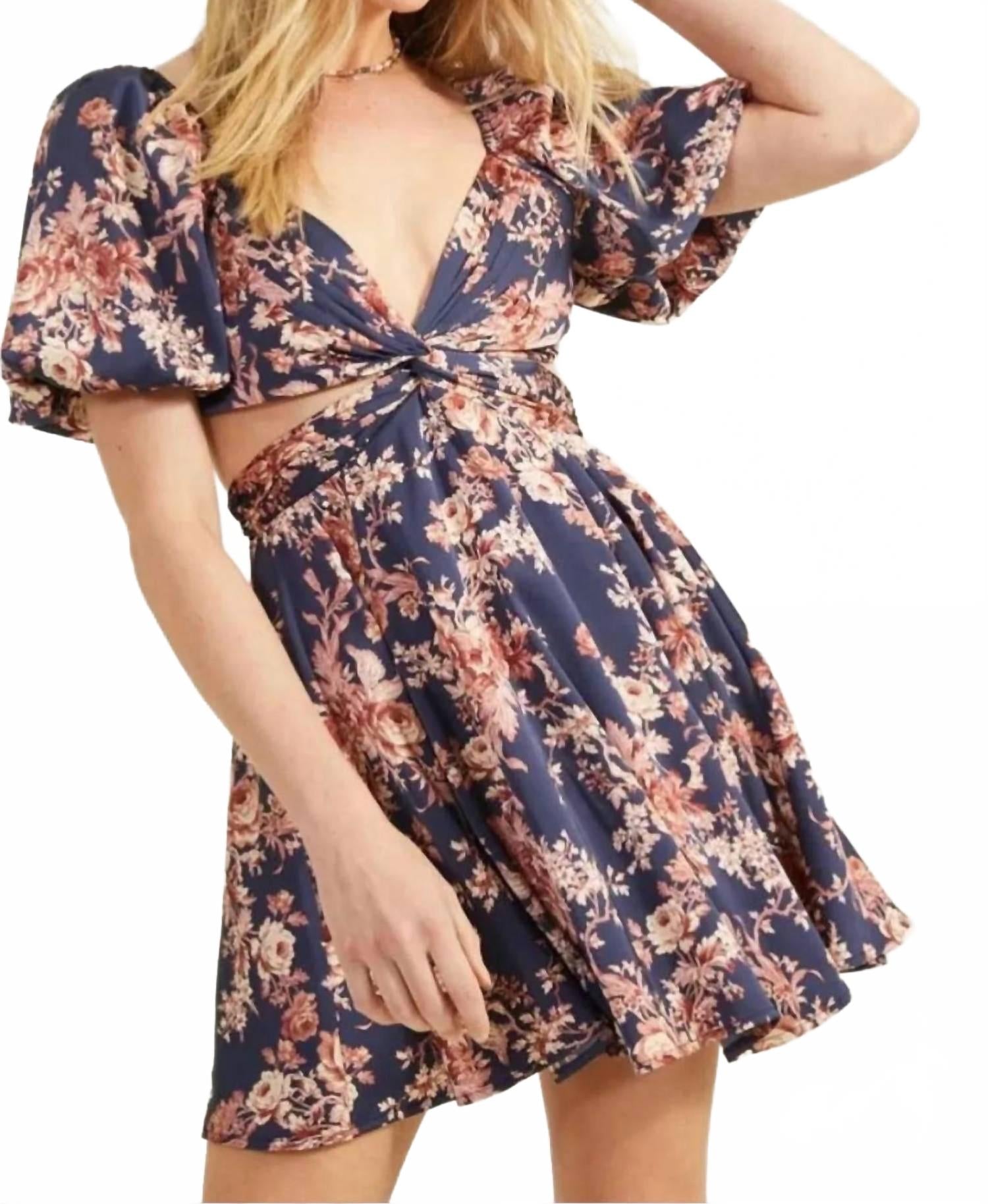 Флоральное платье с вырезами в морском стиле Altar'd State, темно-синий
Флоральное платье с вырезами в морском стиле Altar'd State, темно-синий