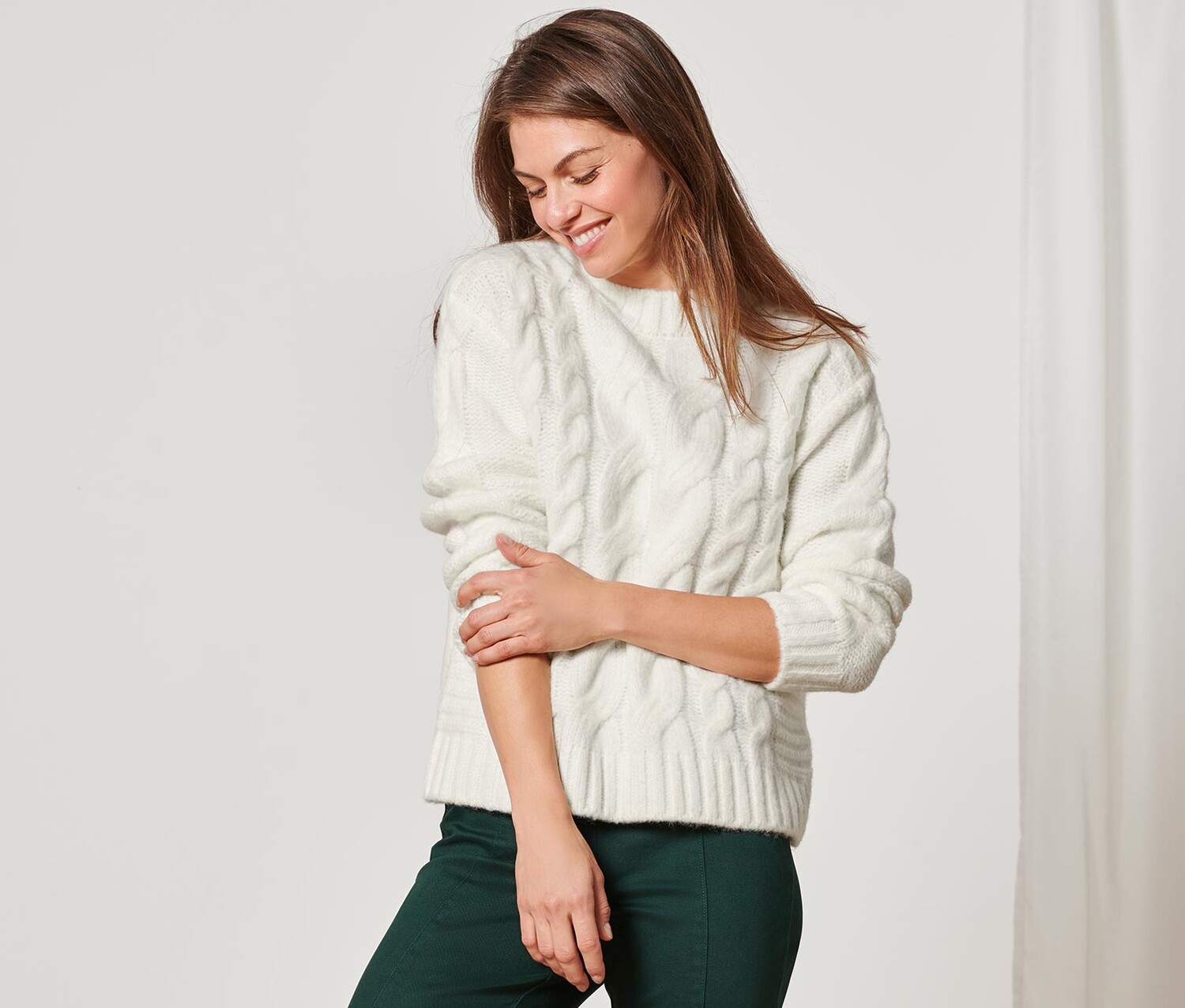 Вязаный свитер косным узором Tchibo, кремово-белый
Вязаный свитер косным узором Tchibo, кремово-белый