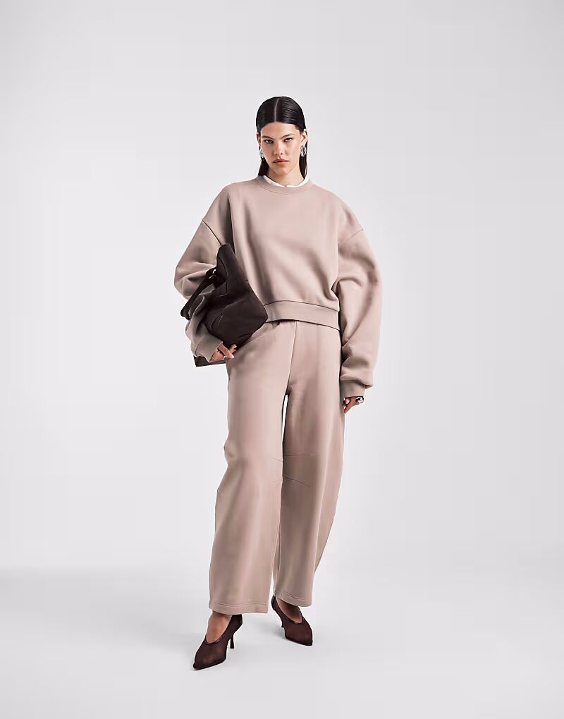 Спортивные брюки с защипом и лифом в цвете мокко-тауп Asos Design
Спортивные брюки с защипом и лифом в цвете мокко-тауп Asos Design