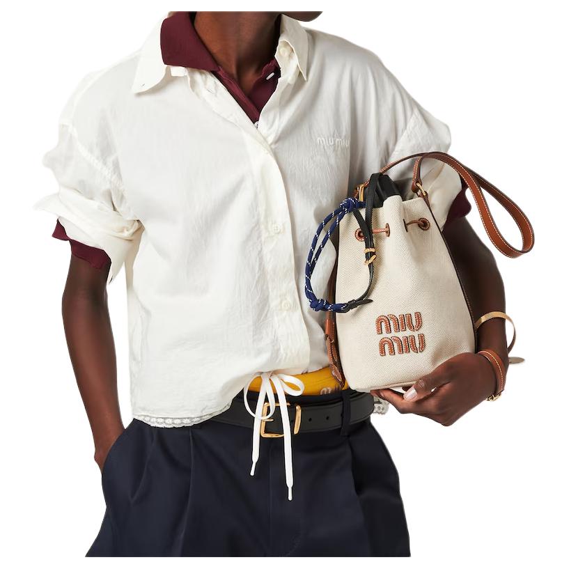 Кожаная сумка-ведро через плечо MIU MIU бежевая и коньячная
Кожаная сумка-ведро через плечо MIU MIU бежевая и коньячная