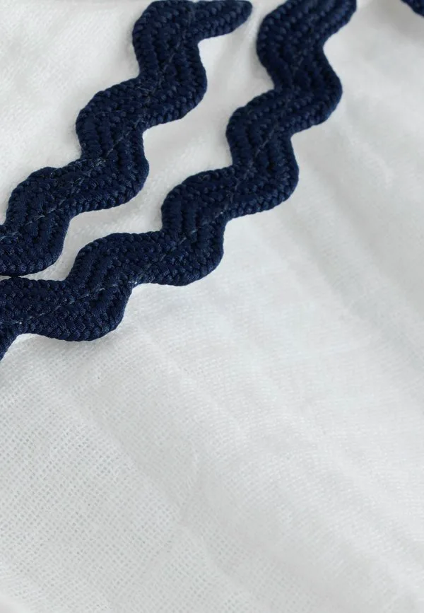 Платье повседневное, прямого кроя, с воротником-стойкой. Next, White
Платье повседневное, прямого кроя, с воротником-стойкой. Next, White