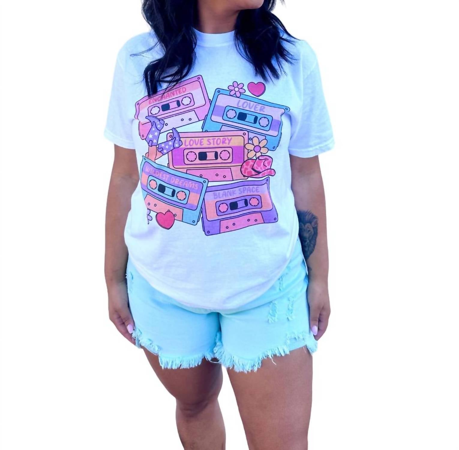 Футболка с коротким рукавом и винтажной графикой Love Song Cassettes белого цвета Golden Rose Co
Футболка с коротким рукавом и винтажной графикой Love Song Cassettes белого цвета Golden Rose Co