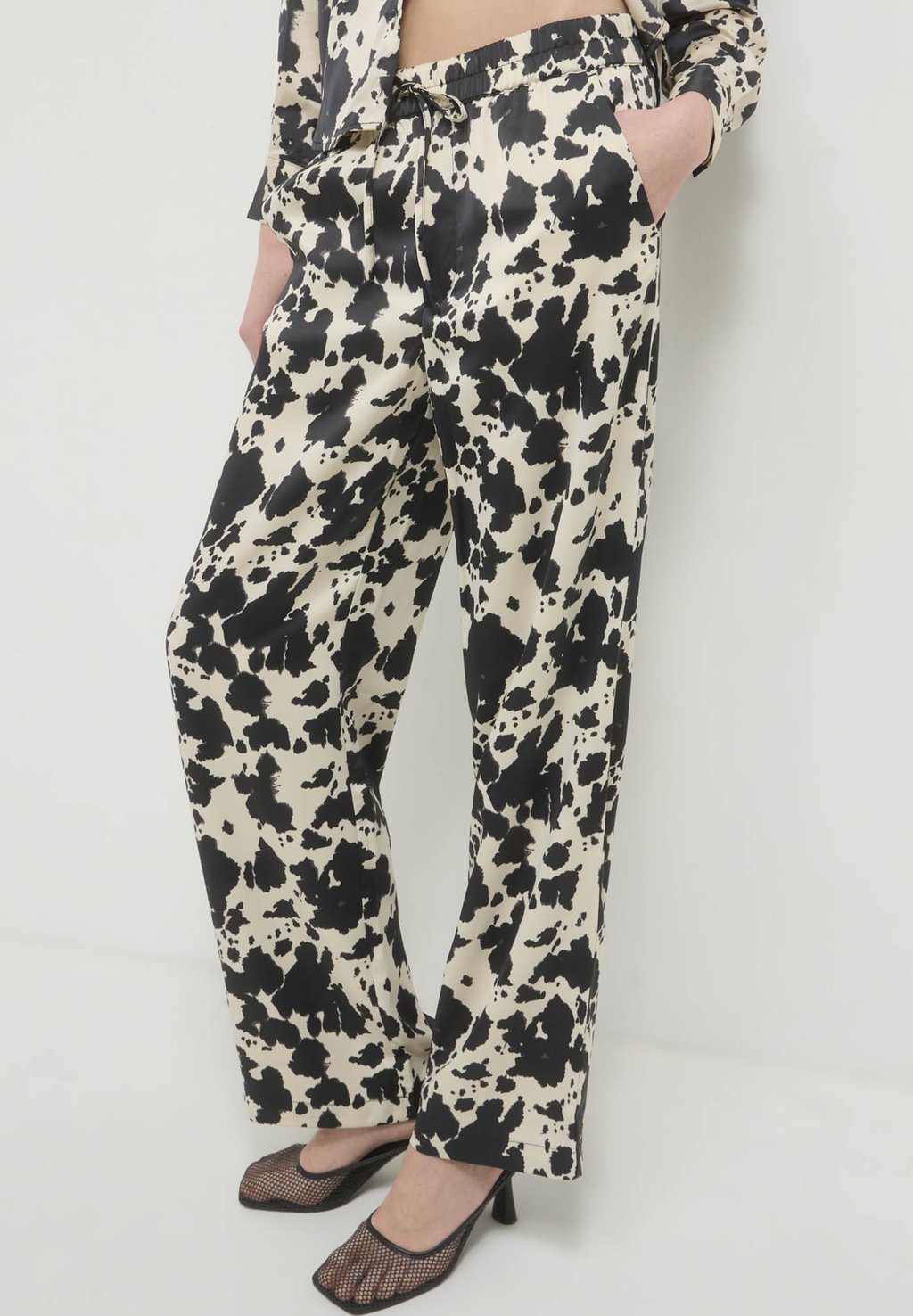 Брюки SIMIL FANTASIA Calliope, кремовый
Брюки SIMIL FANTASIA Calliope, кремовый