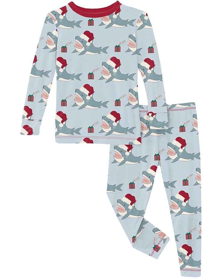 Пижама Kickee Pants Kids Print Long Sleeve Pajama Set, цвет Illusion Blue Holiday Sharks
Пижама Kickee Pants Kids Print Long Sleeve Pajama Set, цвет Illusion Blue Holiday Sharks