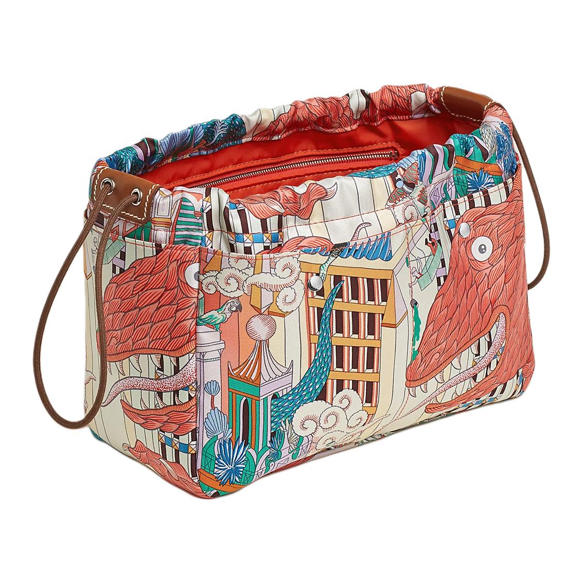 HERMES Сумка Fourbi Silk с кожей телёнка Barenia для женщин в оранжевом и разноцветном исполнении
HERMES Сумка Fourbi Silk с кожей телёнка Barenia для женщин в оранжевом и разноцветном исполнении