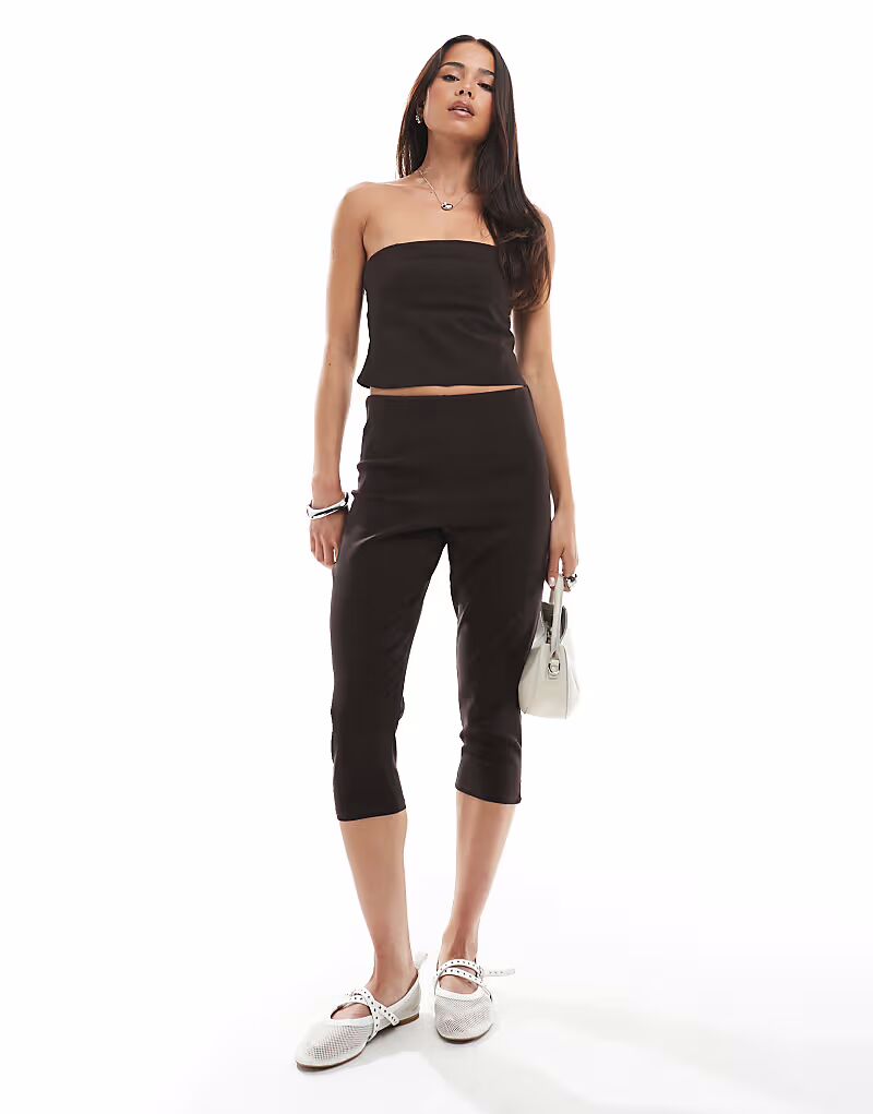 Брюки-капри Bengaline в шоколадном цвете Miss Selfridge
Брюки-капри Bengaline в шоколадном цвете Miss Selfridge