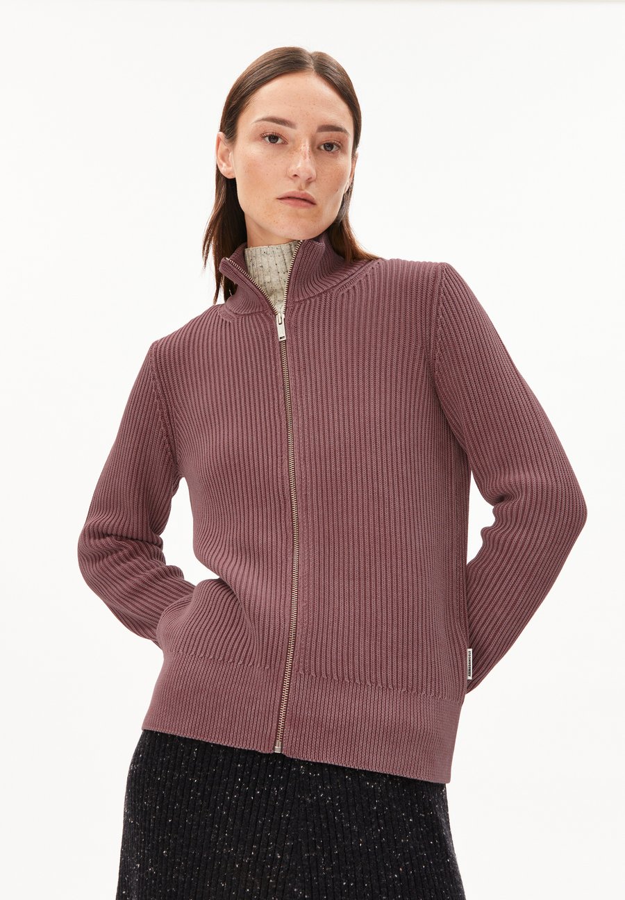 Кардиган ARMEDANGELS REBECCAA GMT DYE, Dark Berry/Bordeaux
Кардиган ARMEDANGELS REBECCAA GMT DYE, Dark Berry/Bordeaux