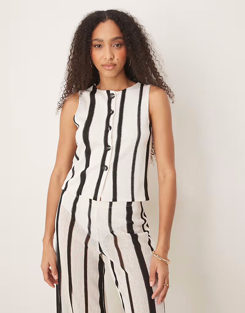 Текстурированный полупрозрачный жилет-топ крючком в черно-белую полоску Asos Design
Текстурированный полупрозрачный жилет-топ крючком в черно-белую полоску Asos Design