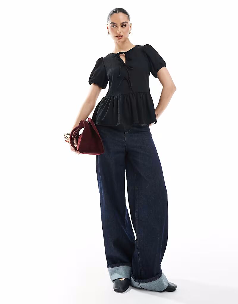 Черный топ с баской и завязками спереди New Look
Черный топ с баской и завязками спереди New Look