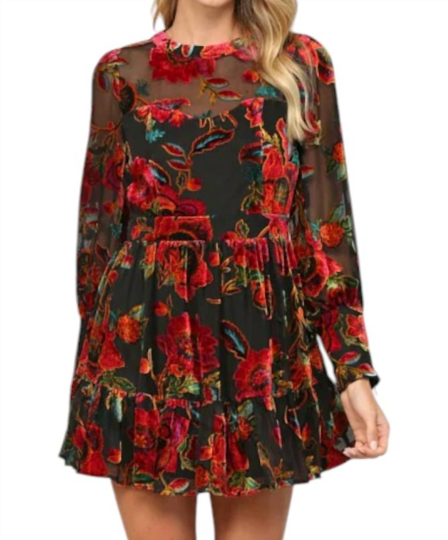 Бархатное платье красного цвета FATE
Бархатное платье красного цвета FATE