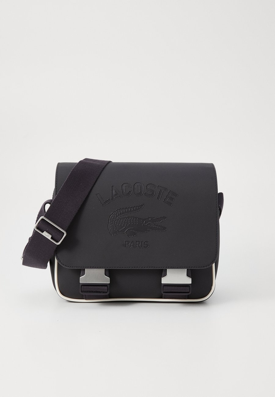 Сумка кросс-боди Lacoste MESSENGER BAG UNISEX, Abimes Farine/Dark Blue
Сумка кросс-боди Lacoste MESSENGER BAG UNISEX, Abimes Farine/Dark Blue
