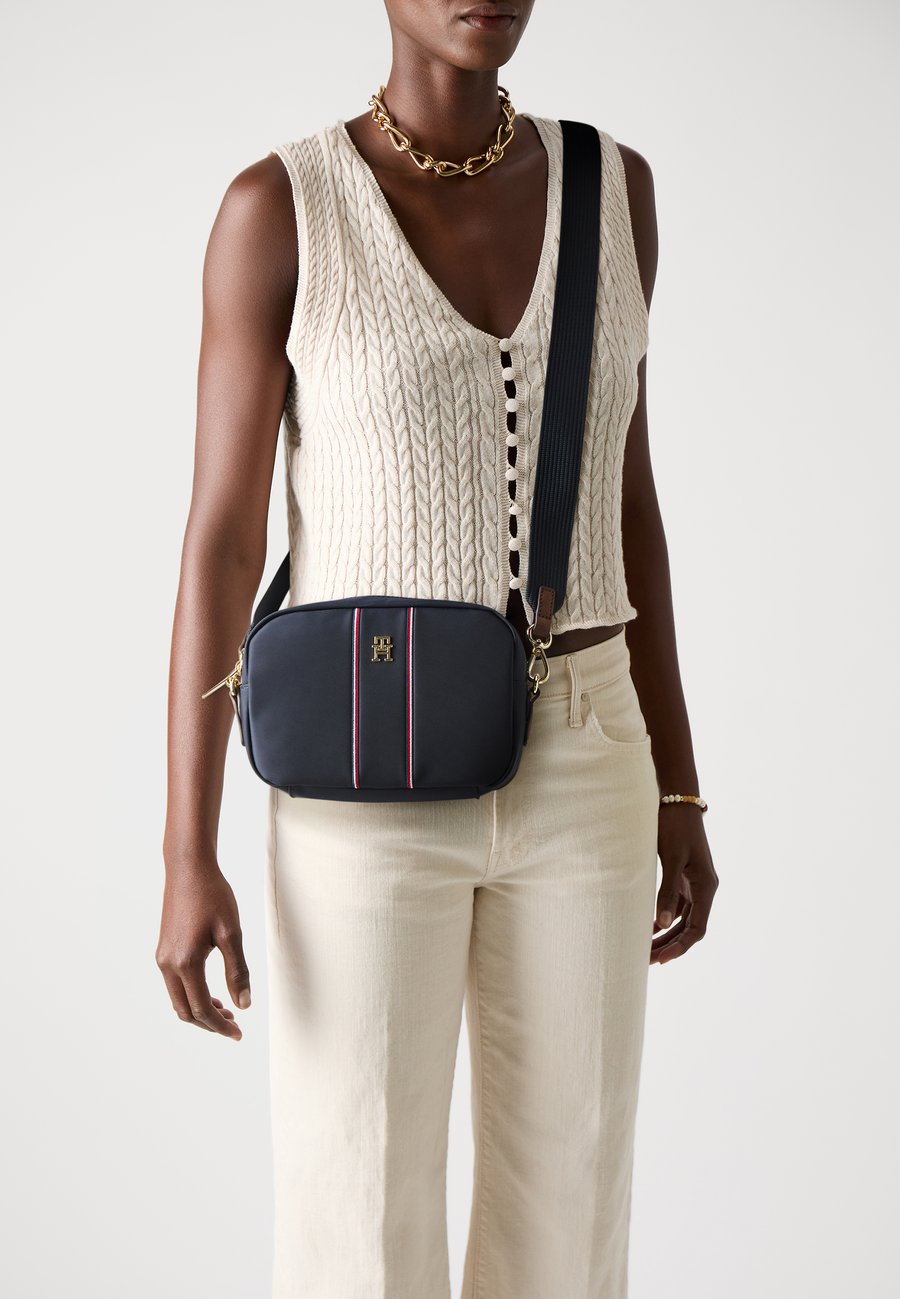 Сумка кросс-боди Tommy Hilfiger POPETTE CAMERA BAG , Space Blue /Blue
Сумка кросс-боди Tommy Hilfiger POPETTE CAMERA BAG , Space Blue /Blue