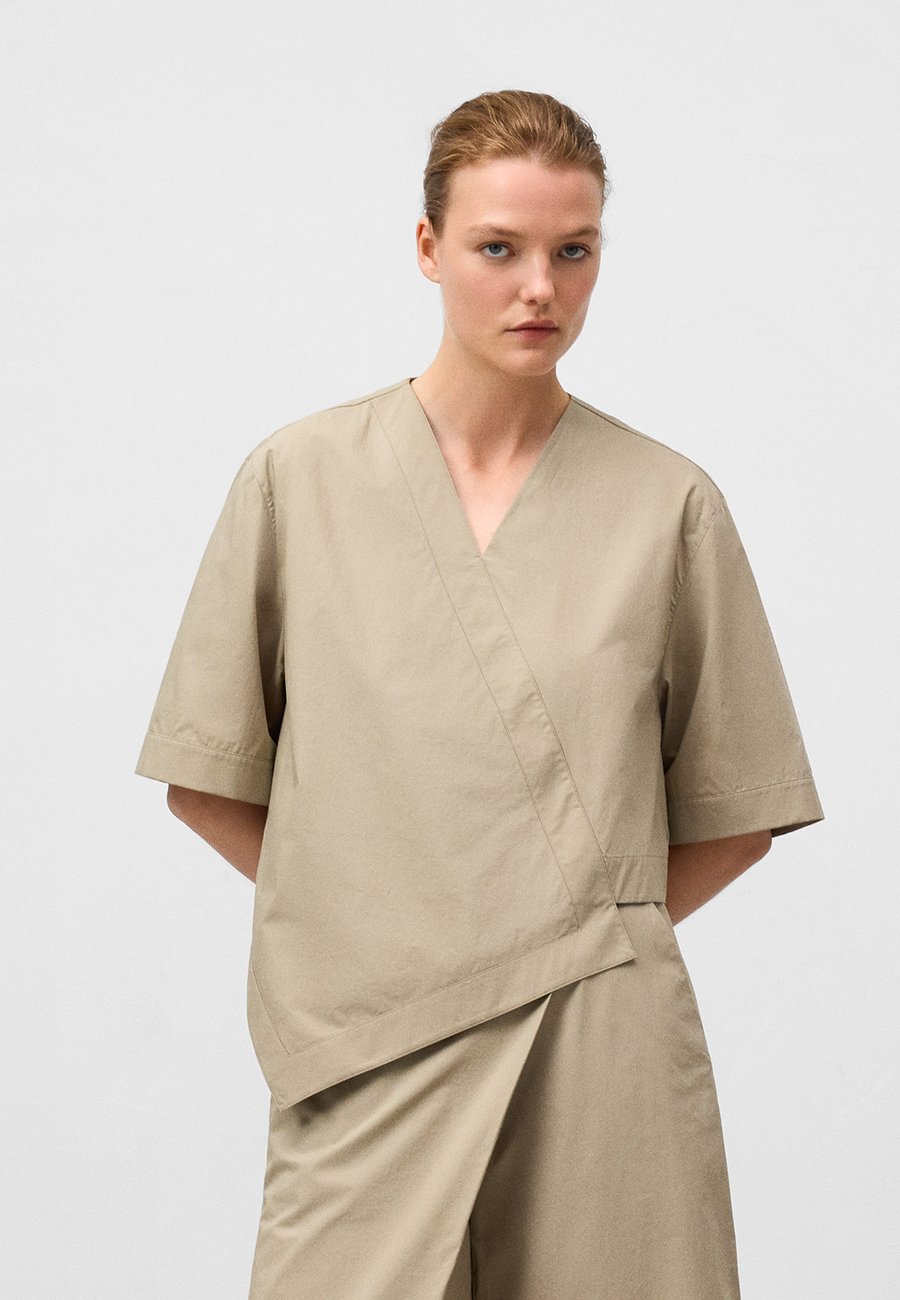 Блуза ADOLFO DOMINGUEZ ASYMMETRICAL , Stone
Блуза ADOLFO DOMINGUEZ ASYMMETRICAL , Stone