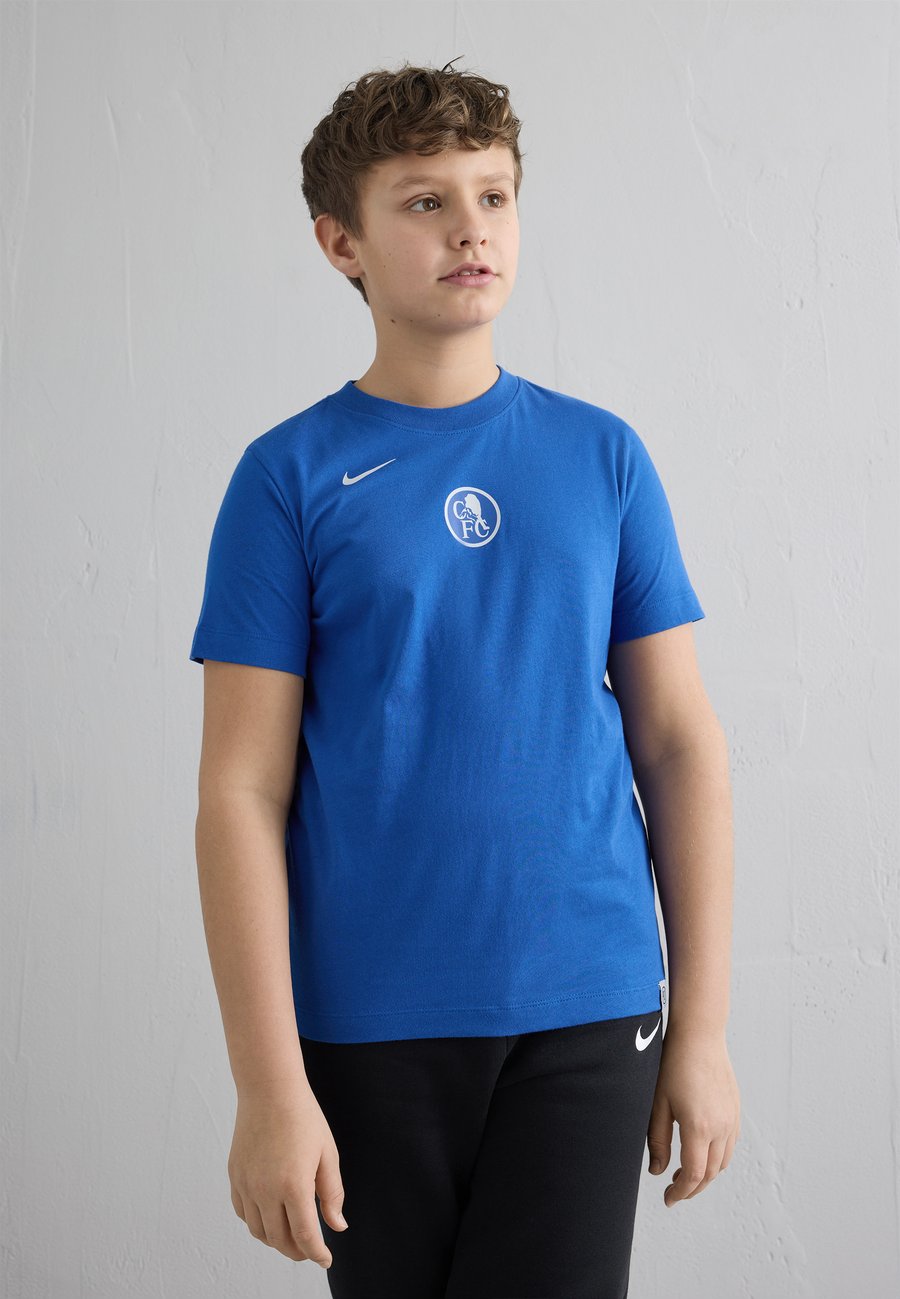 Футболка Nike Performance CHELSEA LONDON REMIX TEE UNISEX, Game Royal/Blue
Футболка Nike Performance CHELSEA LONDON REMIX TEE UNISEX, Game Royal/Blue