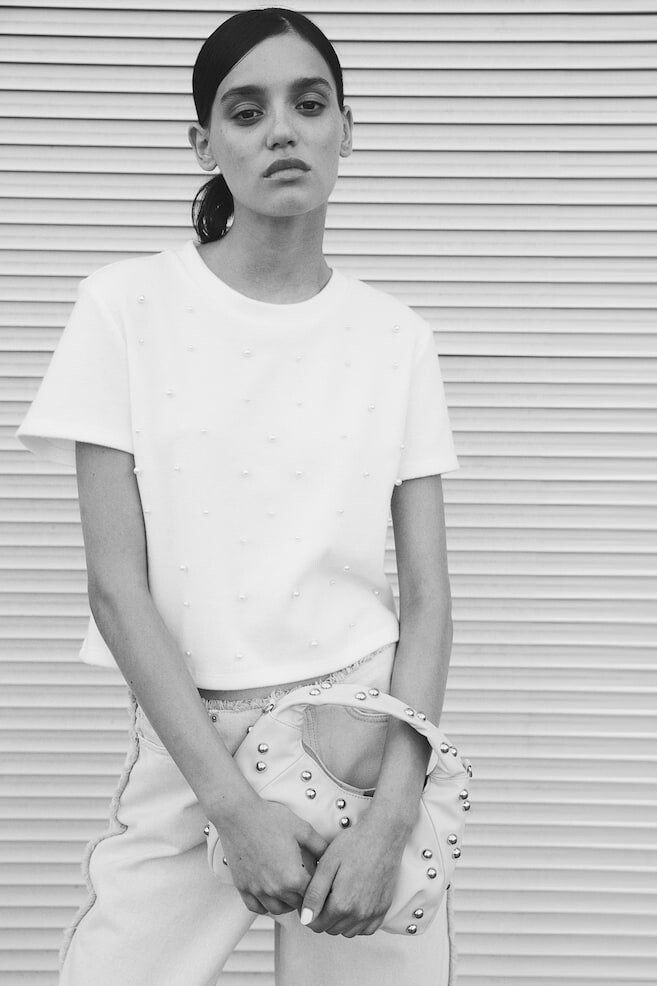 Футболка с жемчужным декором H&M, белый 
Футболка с жемчужным декором H&M, белый