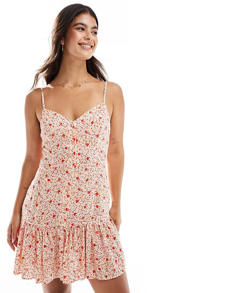 Miss Selfridge – Мини-платье на пуговицах и бретелях с мелким узором в виде цветов и клубники
Miss Selfridge – Мини-платье на пуговицах и бретелях с мелким узором в виде цветов и клубники