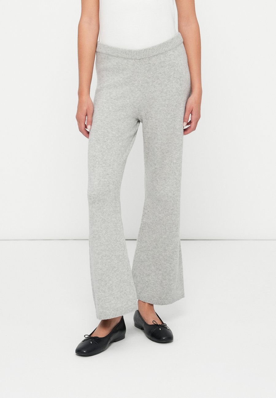 Брюки GAP Trousers, Grey
Брюки GAP Trousers, Grey