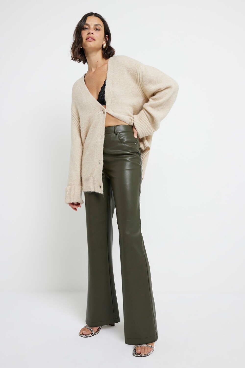 Свободные прямые брюки из искусственной кожи River Island, зеленый
Свободные прямые брюки из искусственной кожи River Island, зеленый