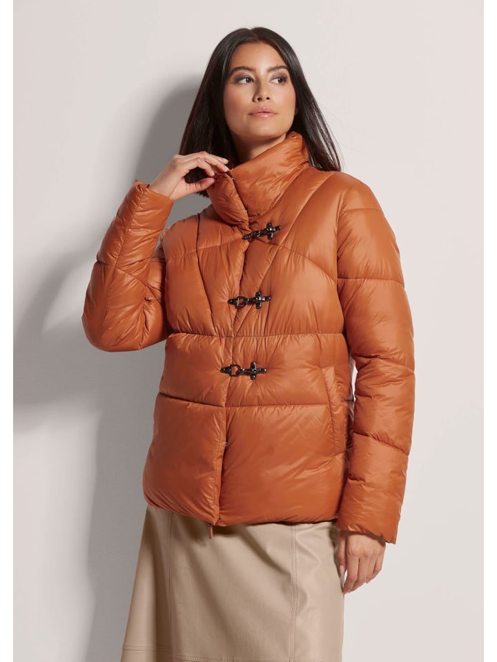 MADELEINE Короткая стеганая куртка шафранового цвета
MADELEINE Короткая стеганая куртка шафранового цвета