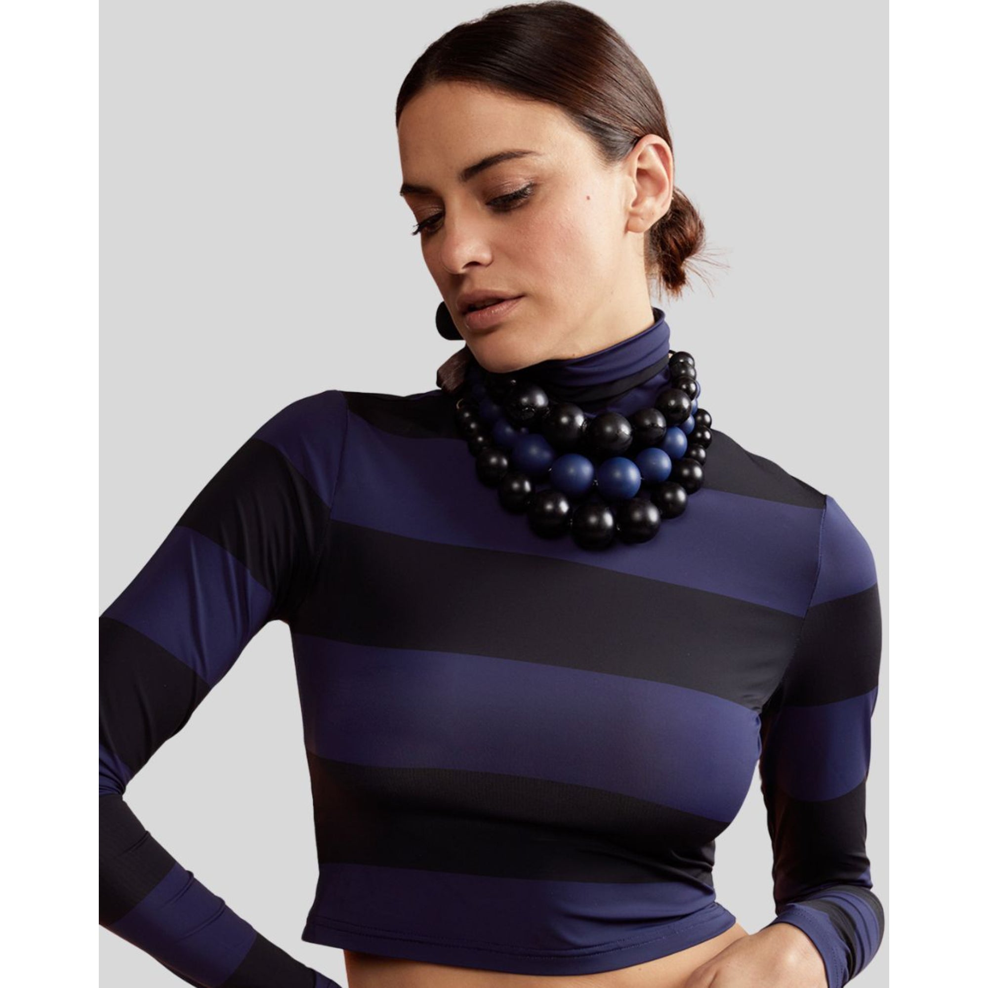 УКОРОЧЕННЫЙ ПОЛОСАТЫЙ ТОП С ВЫСОКИМ ВОРОТНИКОМ Cynthia Rowley, черный/темно-синий
УКОРОЧЕННЫЙ ПОЛОСАТЫЙ ТОП С ВЫСОКИМ ВОРОТНИКОМ Cynthia Rowley, черный/темно-синий