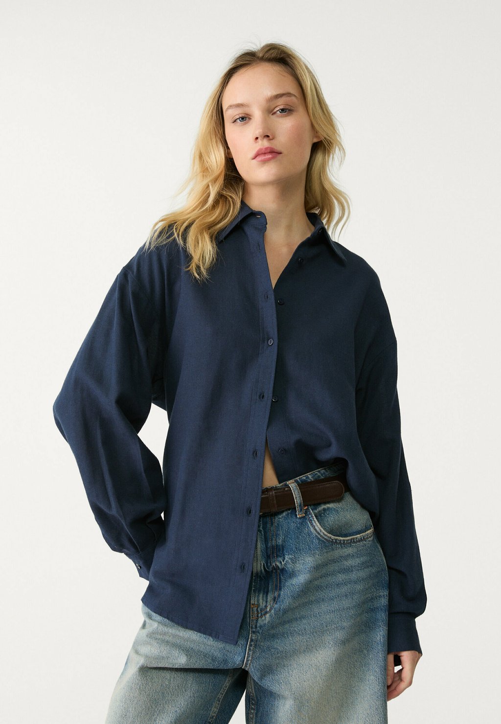 Блузка на пуговицах RUSTIKALES DAILY Stradivarius, темно-синий
Блузка на пуговицах RUSTIKALES DAILY Stradivarius, темно-синий