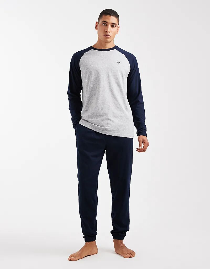 Потертый пижамный комплект с длинными рукавами и брюками на манжетах в темно-синем и сером цветах.
Потертый пижамный комплект с длинными рукавами и брюками на манжетах в темно-синем и сером цветах.