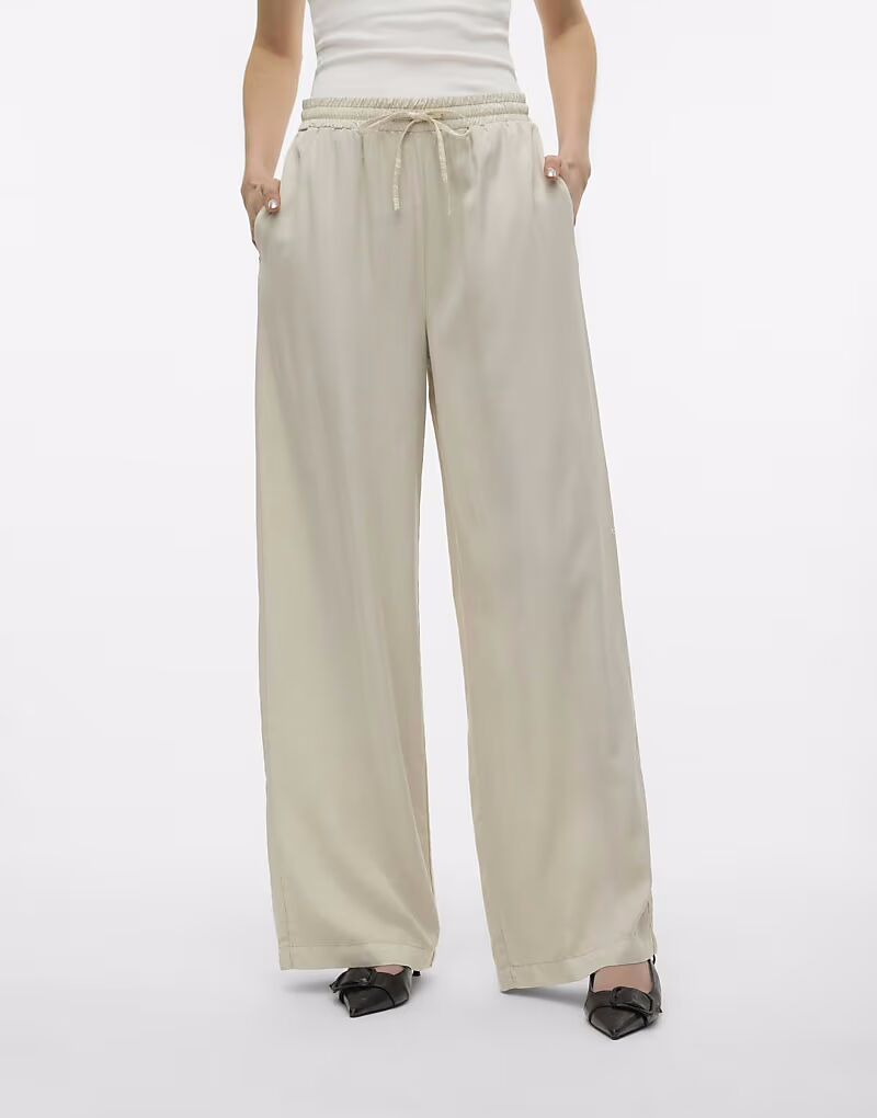 Брюки Vero Moda с серебристой подкладкой
Брюки Vero Moda с серебристой подкладкой