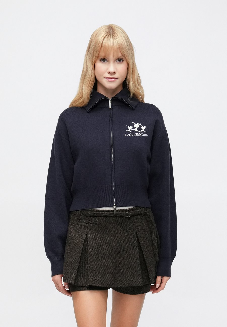 Кардиган LeGer by Lena Gercke JADEN, Dunkelblau/Blue
Кардиган LeGer by Lena Gercke JADEN, Dunkelblau/Blue